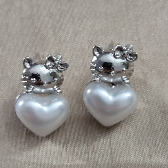 Sanrio Hello Kitty faux pearl heart shaped post earrings - Picture 1 of 2